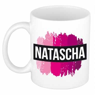 Naam cadeau mok / beker natascha met roze verfstrepen 300 ml