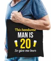 Verjaardag cadeau tas 20 jaar this handsome man is 20 give beer zwart voor heren