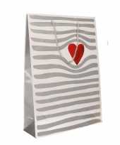 Wit cadeautasje met hartje voor valentijn 34 x 25 cm